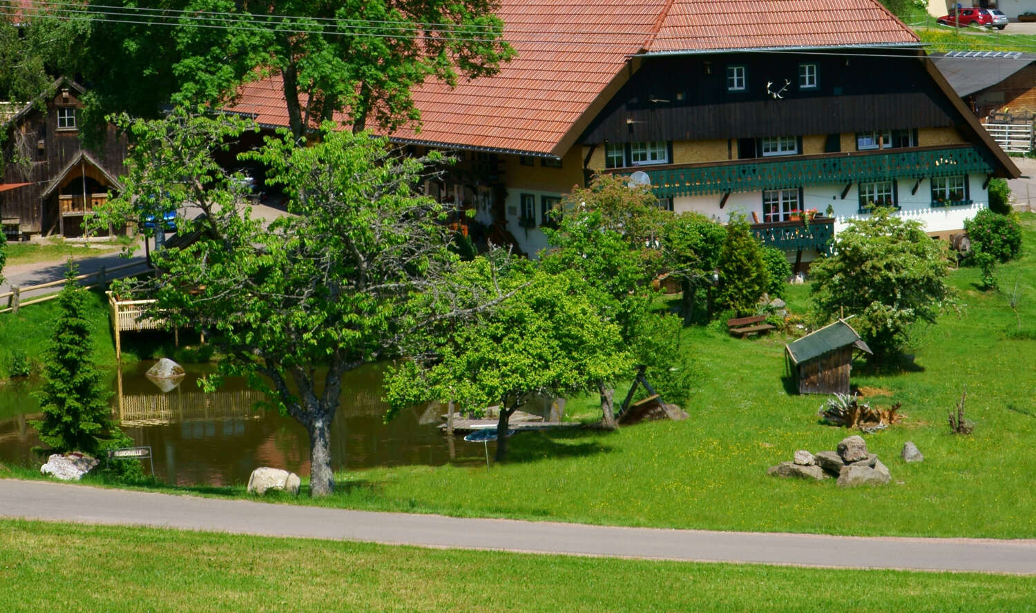 Jedes Hofareal bietet ungenutzte Flächen und Nischen. Bild: pixabay.com